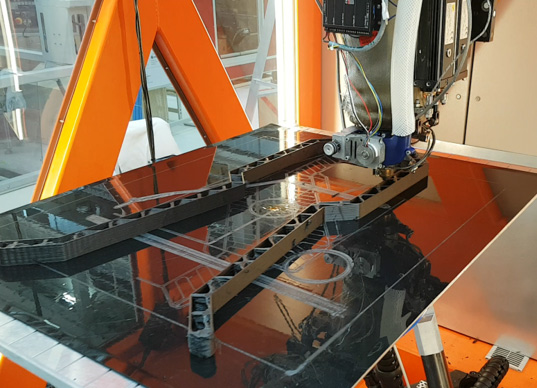 Robotergestützte Großformatdrucke bspw. im SEAM-Verfahren.