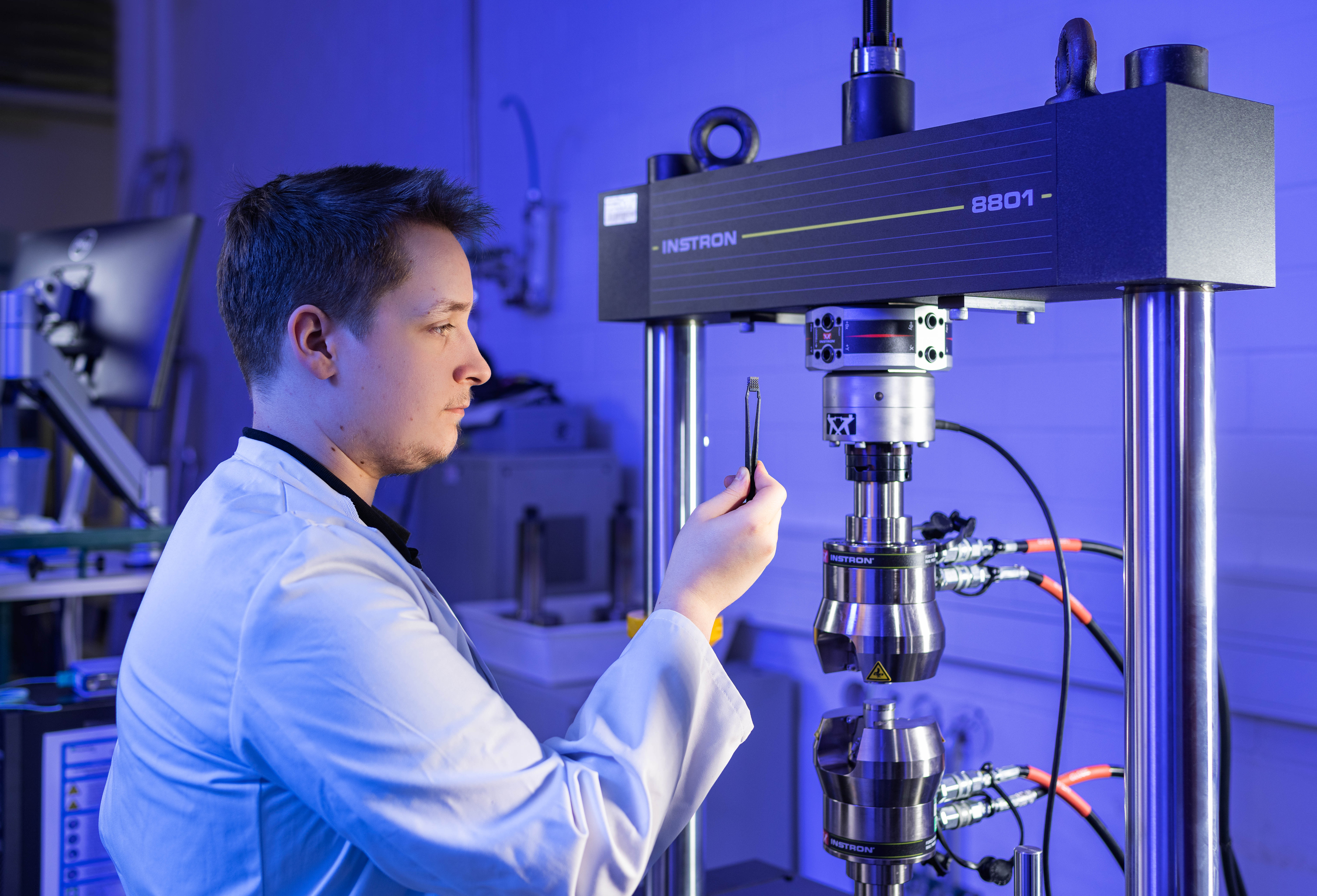 Ermittlung der Ermüdungseigenschaften von additive hergestellten Gitterstrukturen auf einem servo-hydraulischen Universalprüfsystem